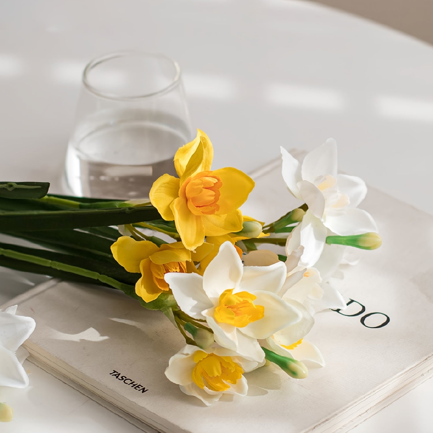5pcs Elegant Daffodil Artificial Flowers - Beautiful Spring Decorations for Home, Bedroom, Garden - 17.7in/45cm Tall, Perfect for Valentine&